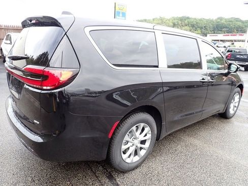New 2026 Chrysler Pacifica Select image 7