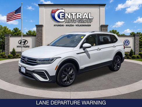Used 2022 Volkswagen Tiguan SE w/ Panoramic Sunroof Package AWD/4WD image 3