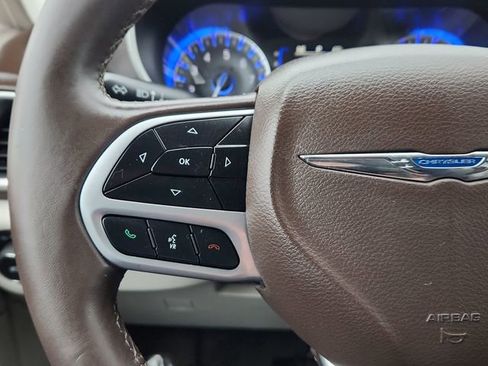 Used 2018 Chrysler Pacifica Touring-L image 37