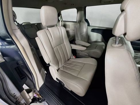 Used 2013 Chrysler Town & Country Touring FWD image 27