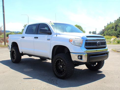 Used 2015 Toyota Tundra SR5 w/ SR5 Upgrade Package AWD/4WD image 1
