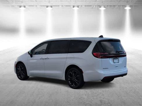 New 2026 Chrysler Pacifica Select image 6