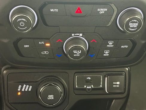 Used 2018 Jeep Renegade Limited w/ UConnect 8.4 Nav Group AWD/4WD image 30