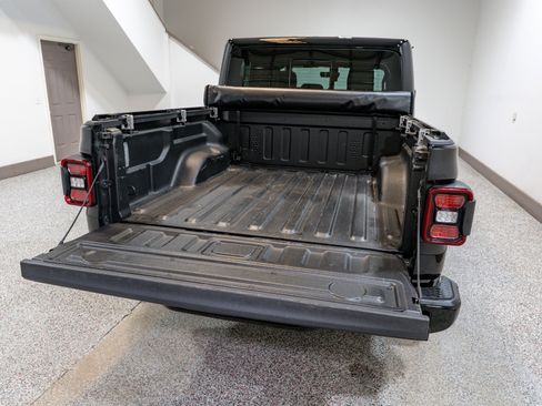 Used 2023 Jeep Gladiator Overland image 12