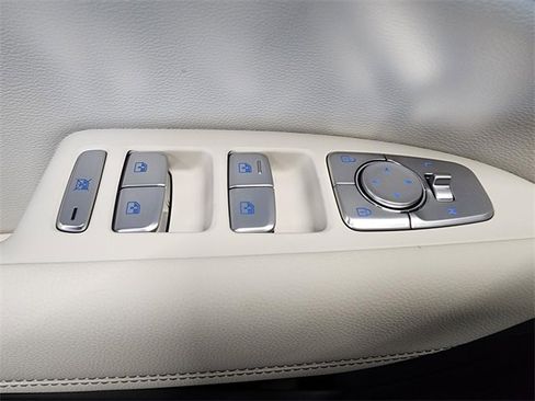 Used 2025 Genesis G70 2.5T image 22