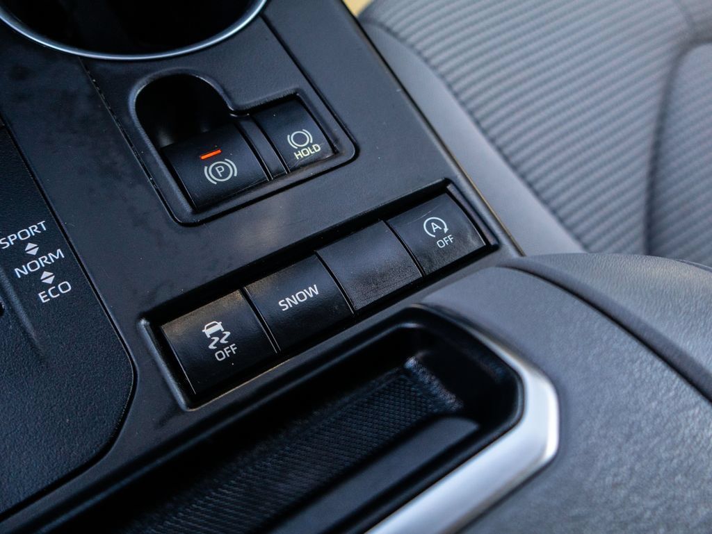 Used 2022 Toyota Highlander LE FWD image 21