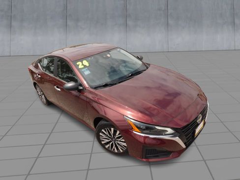 Used 2024 Nissan Altima 2.5 SV FWD image 2