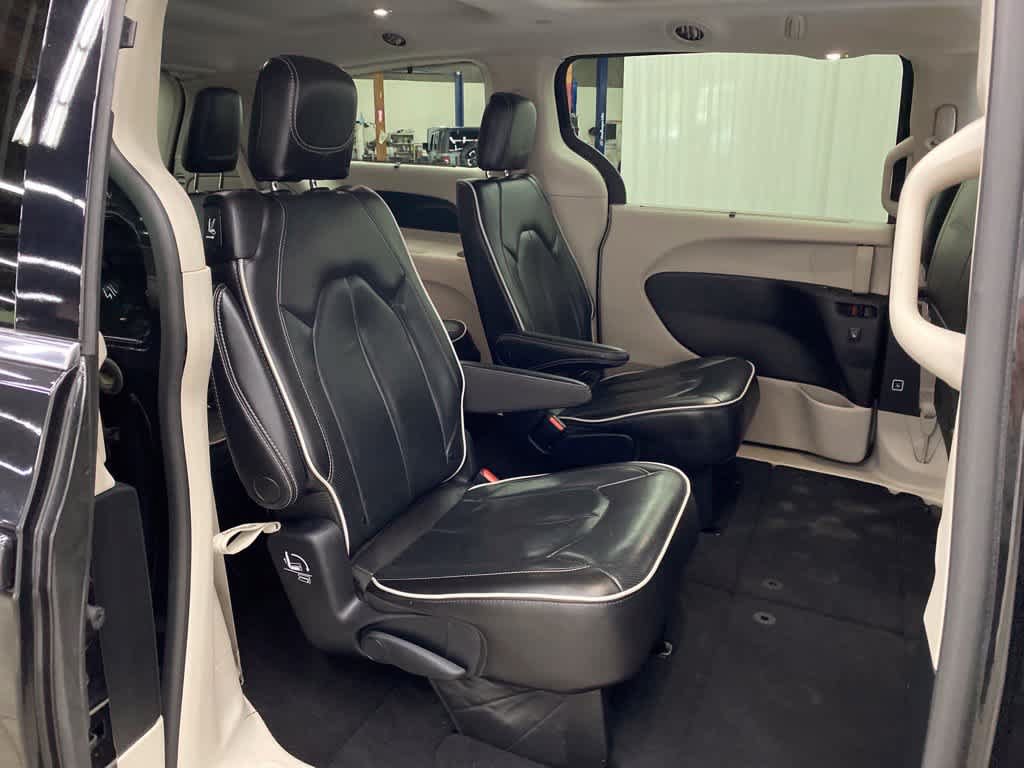 Used 2023 Chrysler Pacifica Limited FWD image 17