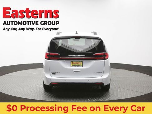 Used 2023 Chrysler Pacifica Limited FWD image 40
