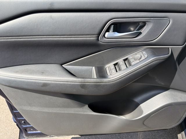 Used 2026 Nissan Rogue SL FWD image 2