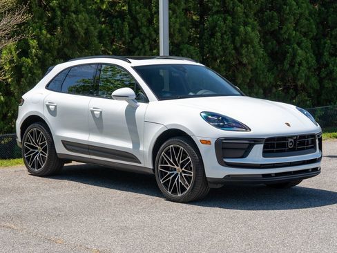 Certified 2026 Porsche Macan AWD/4WD image 10