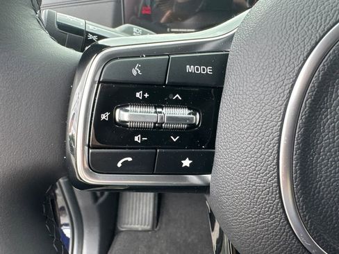 Used 2025 Kia Carnival FWD image 22
