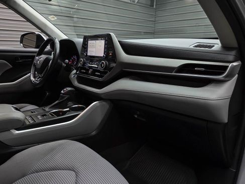 Used 2021 Toyota Highlander LE FWD image 12