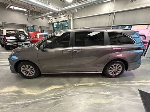Used 2022 Toyota Sienna XLE FWD image 35