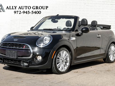 Used 2019 MINI Cooper S image 1