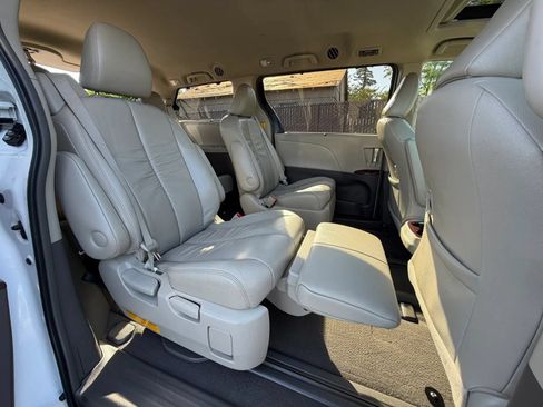 Used 2011 Toyota Sienna XLE AWD/4WD image 17