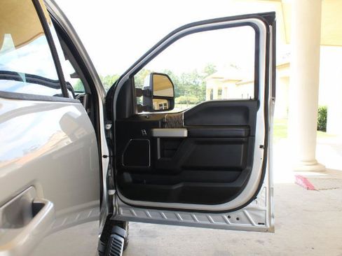 Used 2017 Ford F250 Lariat w/ Lariat Ultimate Package AWD/4WD image 39