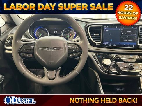 Used 2025 Chrysler Pacifica Limited FWD image 13