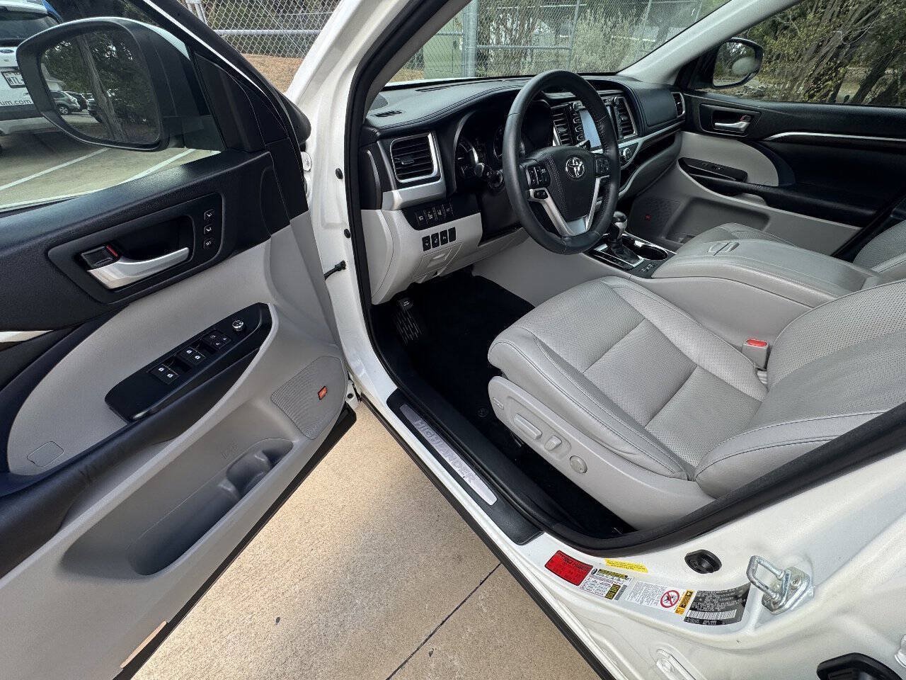 Used 2016 Toyota Highlander Limited Platinum AWD/4WD image 39