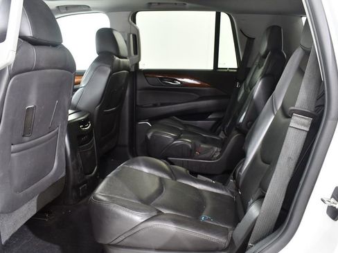 Used 2018 Cadillac Escalade Luxury AWD/4WD image 16