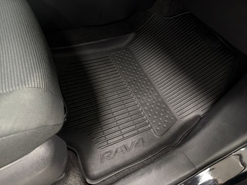 Used 2021 Toyota RAV4 LE image 33