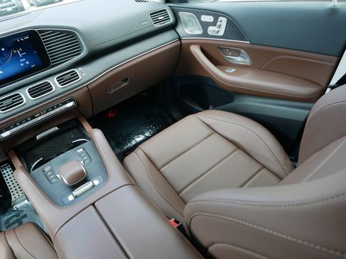 Used 2024 Mercedes-Benz GLS 450 4MATIC image 11