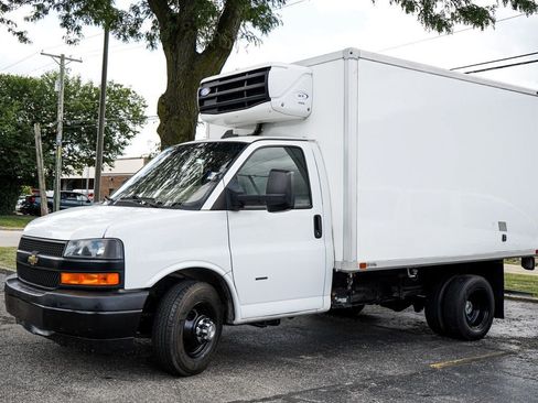 Used 2019 Chevrolet Express 3500 w/ Driver Convenience Package RWD image 3