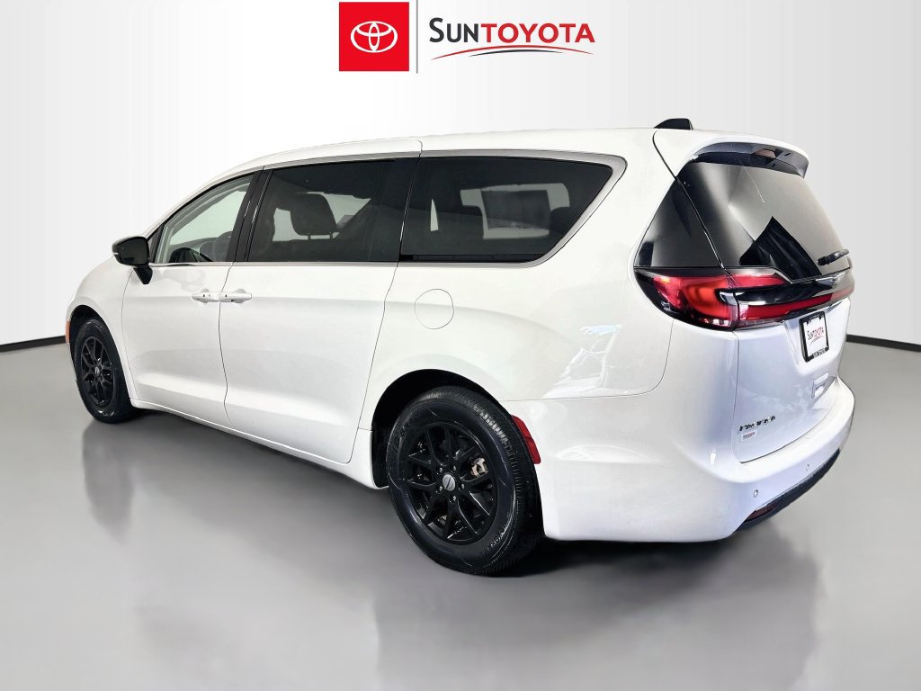 Used 2024 Chrysler Pacifica Touring-L FWD image 5