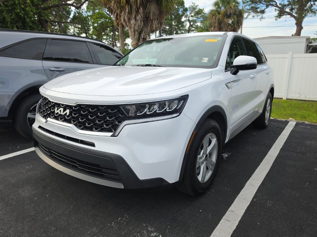 Certified 2023 Kia Sorento LX FWD image 4