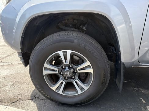 Used 2018 Toyota Tacoma TRD Sport image 34