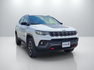 Used 2025 Jeep Compass Trailhawk AWD/4WD video 3
