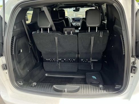 Used 2023 Chrysler Pacifica Limited w/ Uconnect Theater Family Group FWD image 11