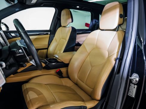 Certified 2017 Porsche Cayenne Platinum Edition image 5