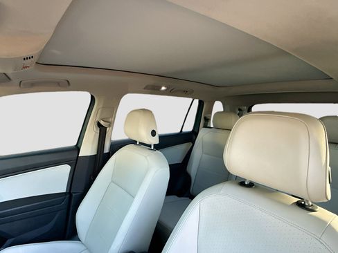 Used 2021 Volkswagen Tiguan SE w/ Panoramic Sunroof Package image 25