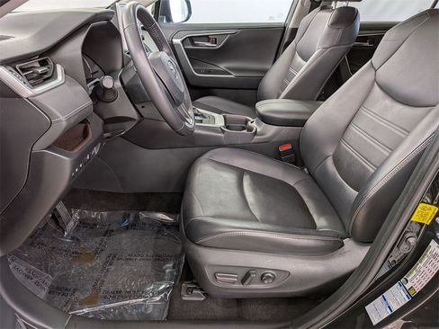 Used 2019 Toyota RAV4 Limited image 14