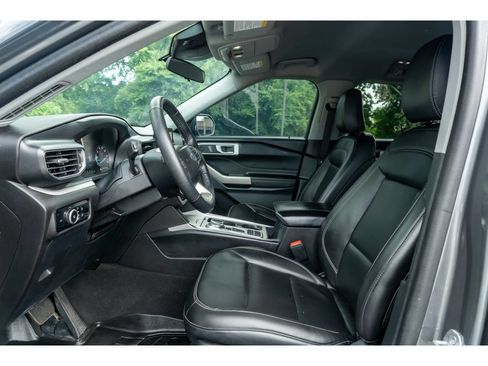 Used 2024 Ford Explorer XLT w/ Equipment Group 202A RWD image 11