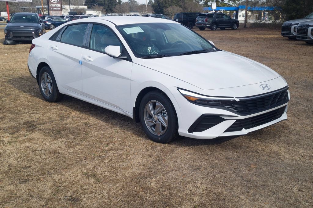 New 2026 Hyundai Elantra SE FWD image 3