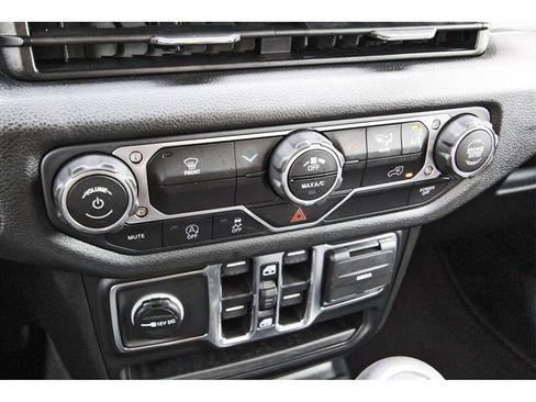 Used 2025 Jeep Wrangler Sport image 27