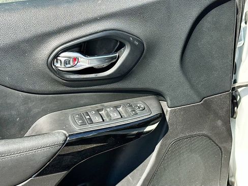 Used 2021 Jeep Cherokee Latitude Plus image 19