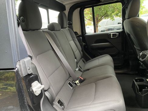 Used 2023 Jeep Gladiator Overland image 35