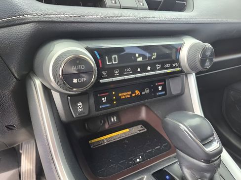 Used 2019 Toyota RAV4 Limited image 20