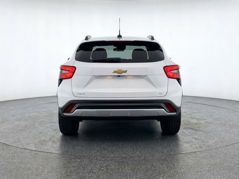 Used 2025 Chevrolet Trax LT FWD image 7