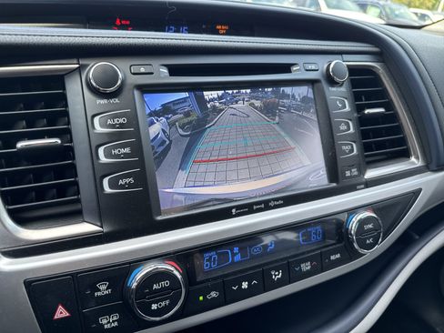 Used 2019 Toyota Highlander XLE FWD image 18