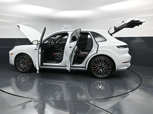 Certified 2025 Porsche Cayenne GTS AWD/4WD image 30