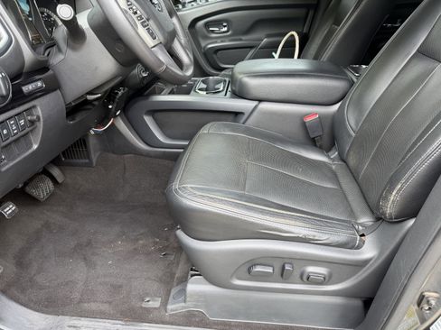 Used 2019 Nissan Titan SV w/ SV Convenience Package AWD/4WD image 9
