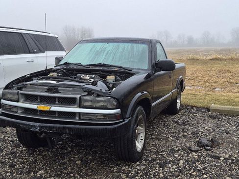Used 2000 Chevrolet S10 Pickup LS w/ Preferred Equipment Group image 1