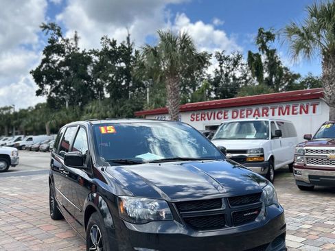 Used 2015 Dodge Grand Caravan SE image 2