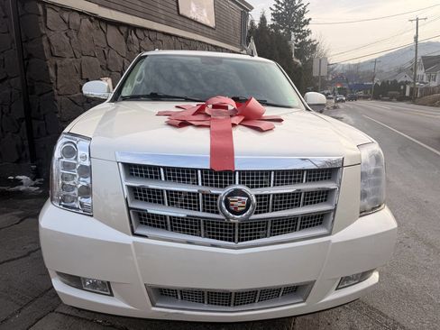 Used 2011 Cadillac Escalade ESV Platinum image 3