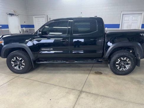 Used 2017 Toyota Tacoma TRD Off-Road w/ Exterior Package image 5