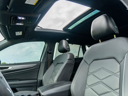 Used 2024 Volkswagen Atlas Cross Sport SE w/ Panoramic Sunroof Package FWD image 12